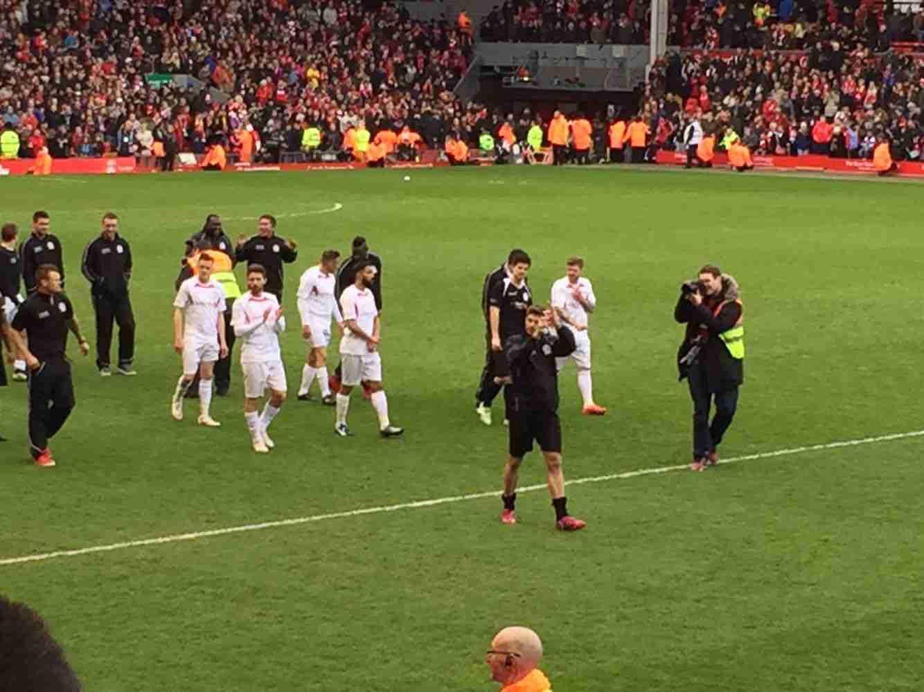 每体：莱万愿意接受降薪+替补，2026年初将和巴萨再谈（每体：莱万可接受降薪与替补身份，2026年初计划再与巴萨会面）