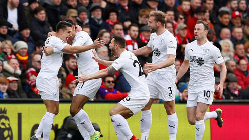 快船总裁弗兰克揽责：我为快船的糟糕战绩承担责任，没人责怪保罗（快船总裁弗兰克：球队战绩不佳由我负责，保罗不该被指责）