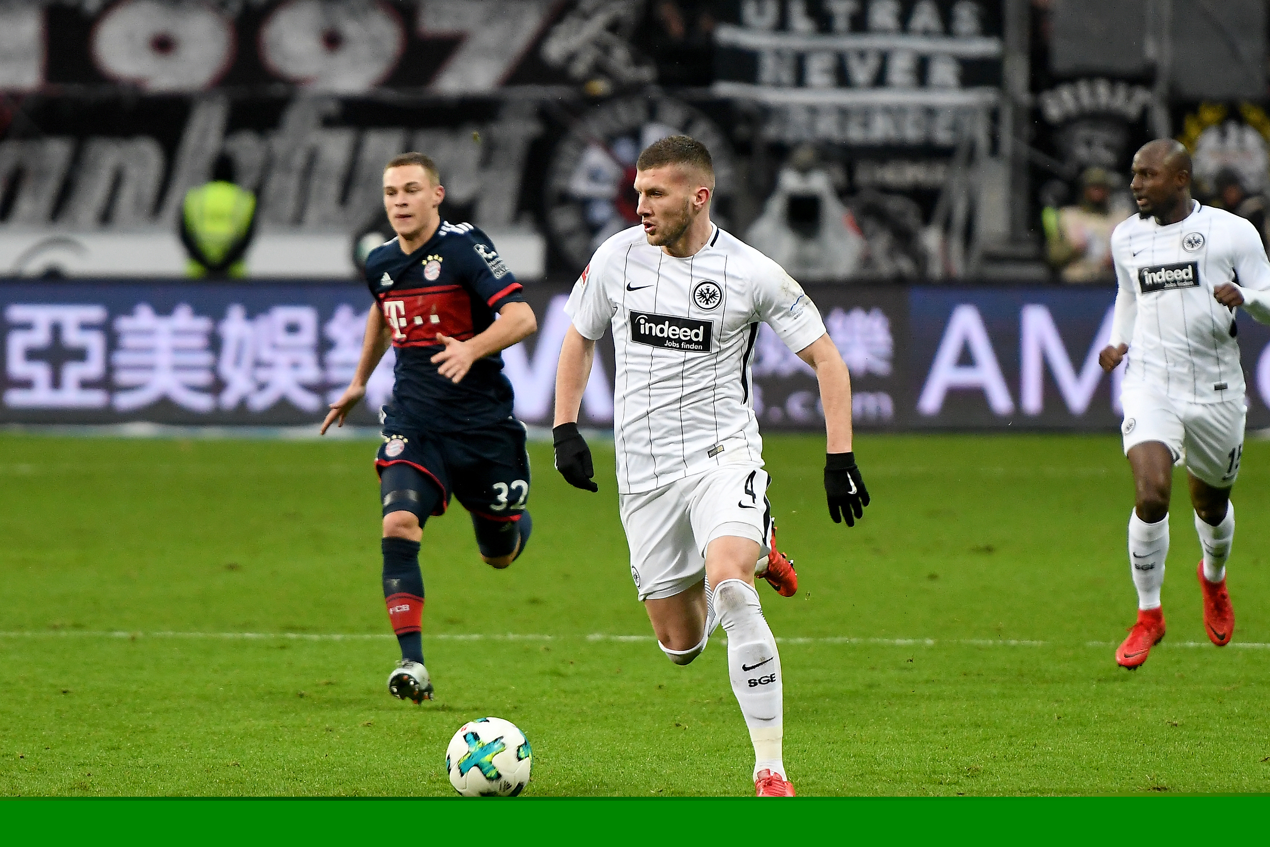 TA：巴萨上下都对梅西夜访诺坎普感到意外，他们无人参与此事（巴萨对梅西深夜现身诺坎普颇感意外，俱乐部未参与其中）