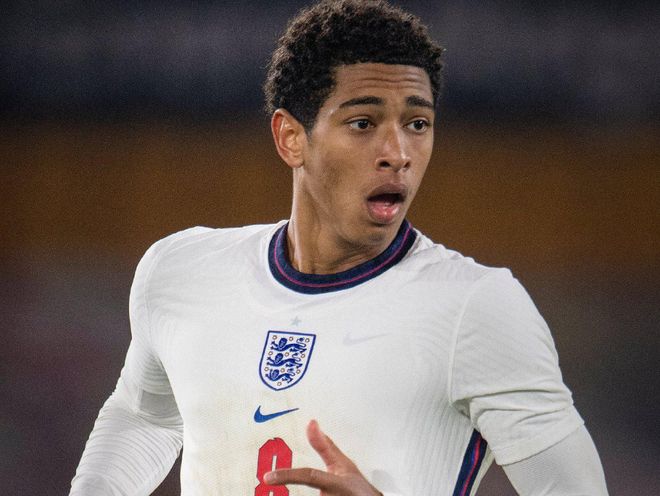 凯尔特人小球迷和远道而来的瑞士年轻人球迷互动（凯尔特人小球迷与来访瑞士青年球迷亲切互动）