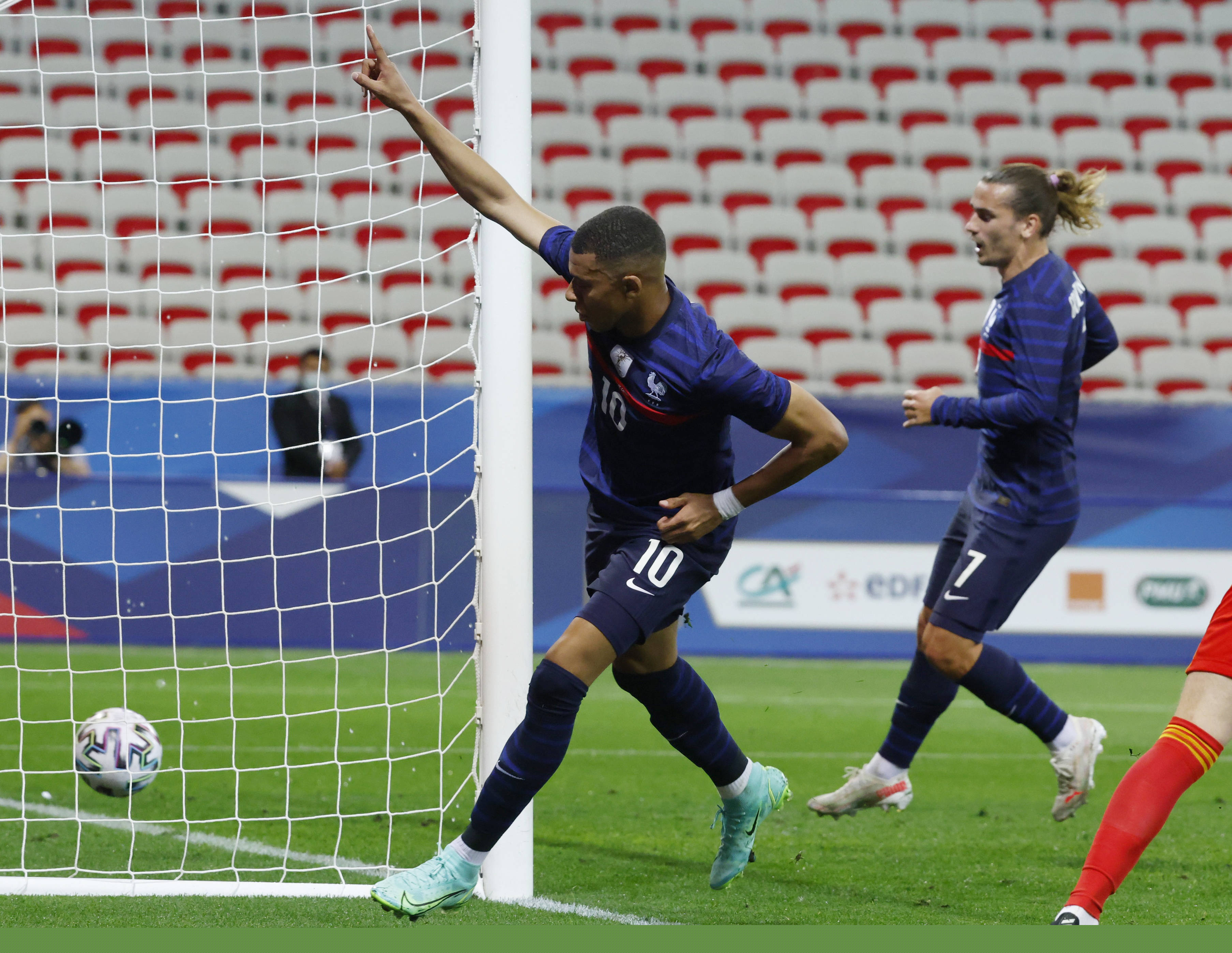 泽林斯基：下一轮踢利物浦必须好好表现，我们要争取进入前八（泽林斯基：战利物浦需全力发挥，力争跻身前八）