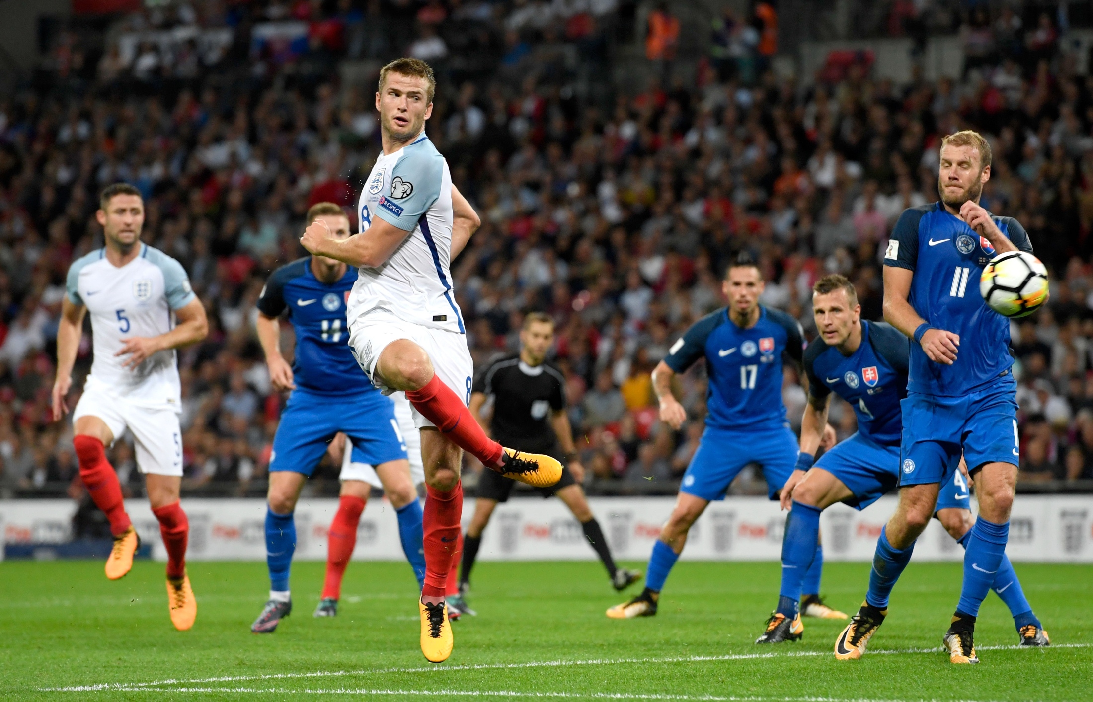 B费伤缺至少一个月：他到底是曼联的遮羞布、还是低谷的根源（B费至少伤停一月，曼联是失去遮羞布还是揭开低迷根源？）