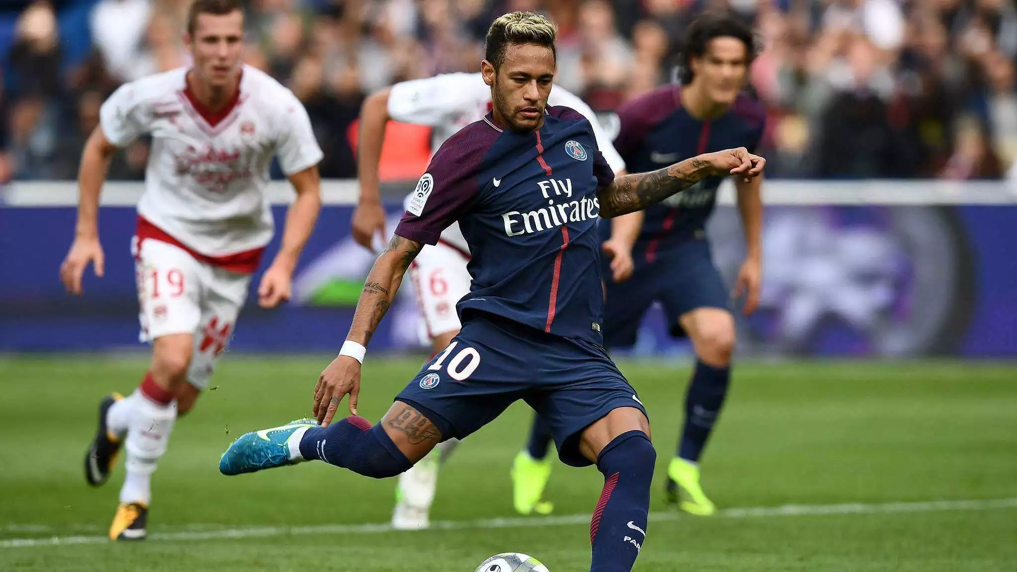 菲尔-琼斯预测欧冠第4轮：利物浦主场不敌皇马，曼城胜多特（菲尔-琼斯欧冠第4轮前瞻：皇马客场拿下利物浦，曼城力克多特蒙德）