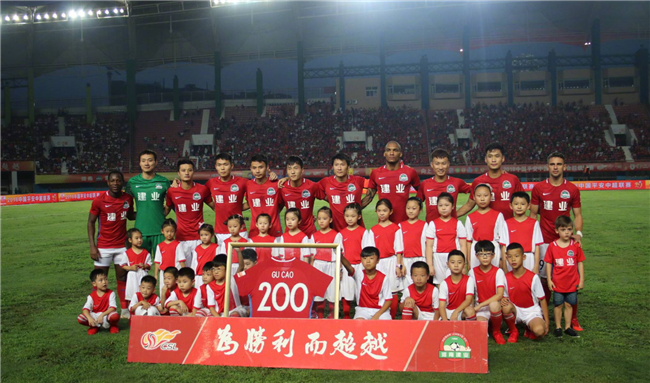 受伤的彭啸进入战上海U20的替补席，此前球员遭遇韧带损伤（曾遭韧带损伤，彭啸入选对阵上海U20替补名单）