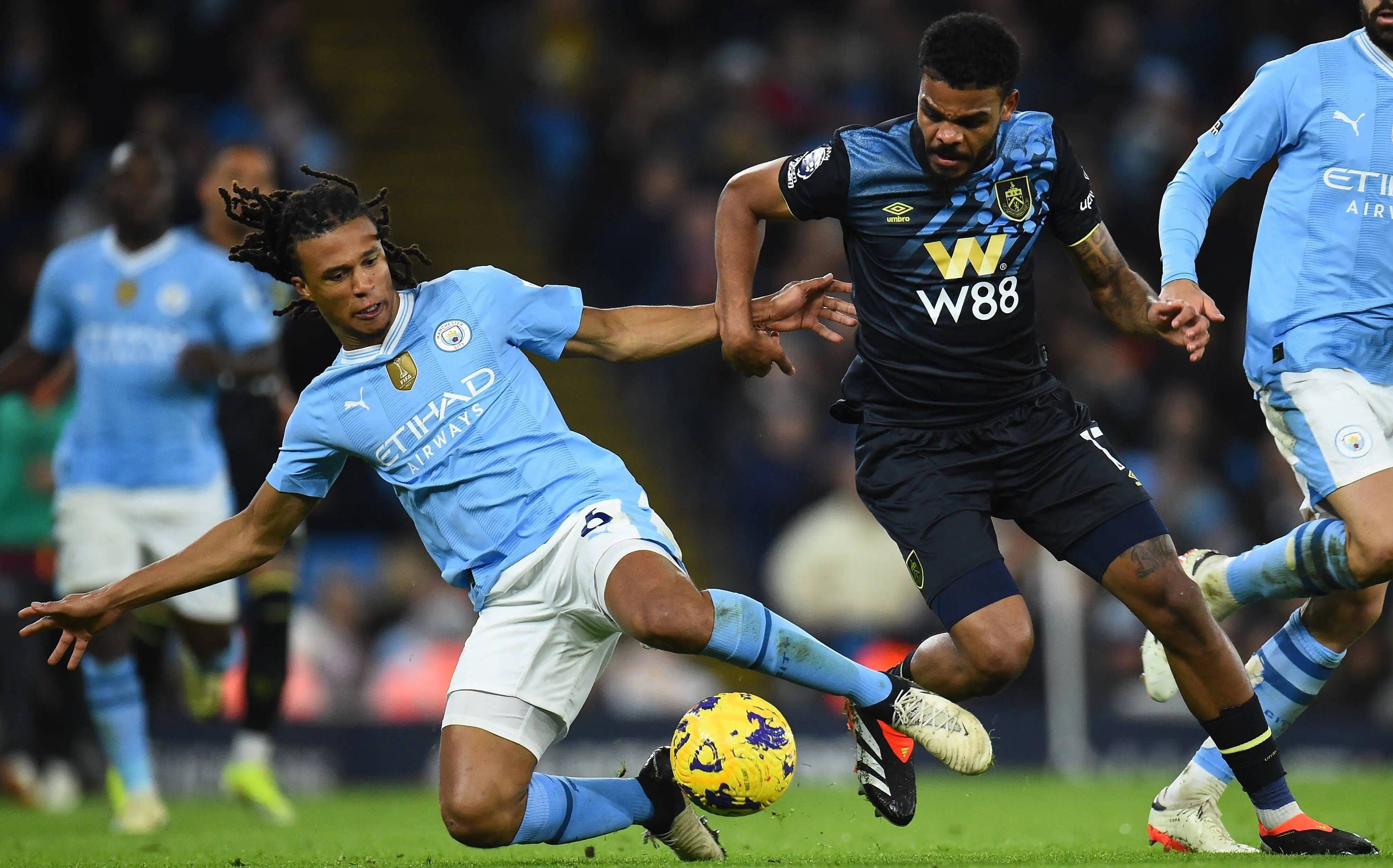 多特4-0十人黄潜，吉拉西双响，阿德耶米、斯文松建功，法比奥-席尔瓦失点（多特4-0完胜十人黄潜：吉拉西梅开二度，阿德耶米和斯文松破门，法比奥-席尔瓦点球失手）