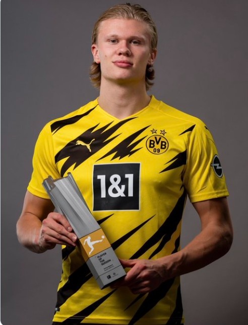 WTT总决赛：孙颖莎4-0横扫长崎美柚，晋级四强将战蒯曼（WTT总决赛：孙颖莎4-0完胜长崎美柚，挺进四强将对阵蒯曼）