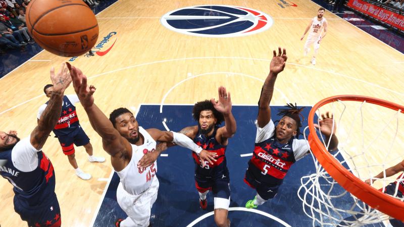 半场战报：斯图加特2-2奥格斯堡，昂达夫，米特尔施泰特点射，马森戈、法比安-里德破门（半场战况：斯图加特2-2奥格斯堡，昂达夫破门、米特尔施泰特点射，马森戈与法比安-里德回敬）