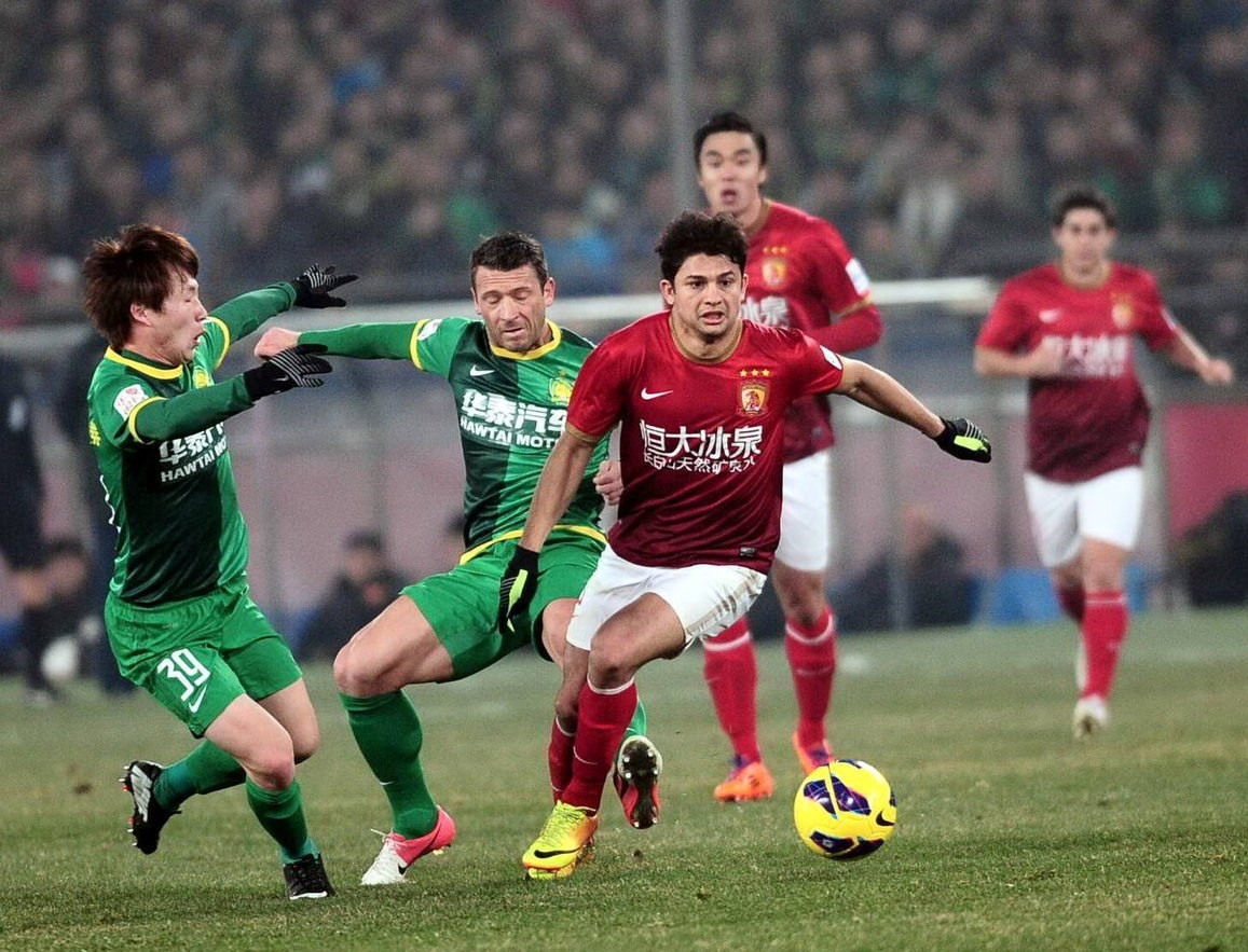 孔蒂：我们的中场只剩洛博特卡和小麦，希望不会再有人受伤（孔蒂：中场仅余洛博特卡与小麦，盼再无伤病）