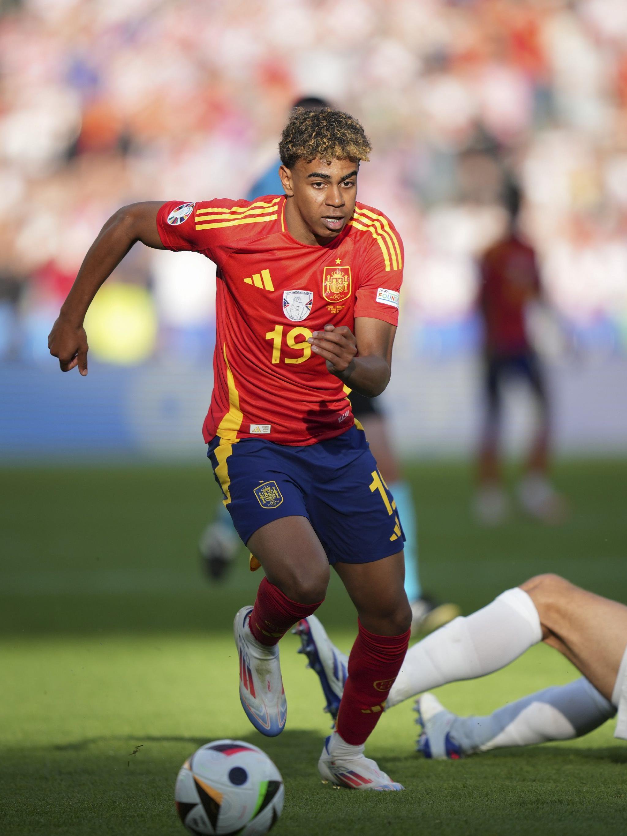 凯恩73场德甲比赛进75球，比同期进球数第二的吉拉西多21球（凯恩德甲73场打进75球，同期领先吉拉西21球）