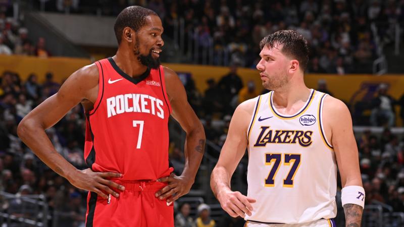 从手足无措到游刃有余，齐达内在公园学着踢毽子（齐达内公园学踢毽子：从生疏到娴熟）